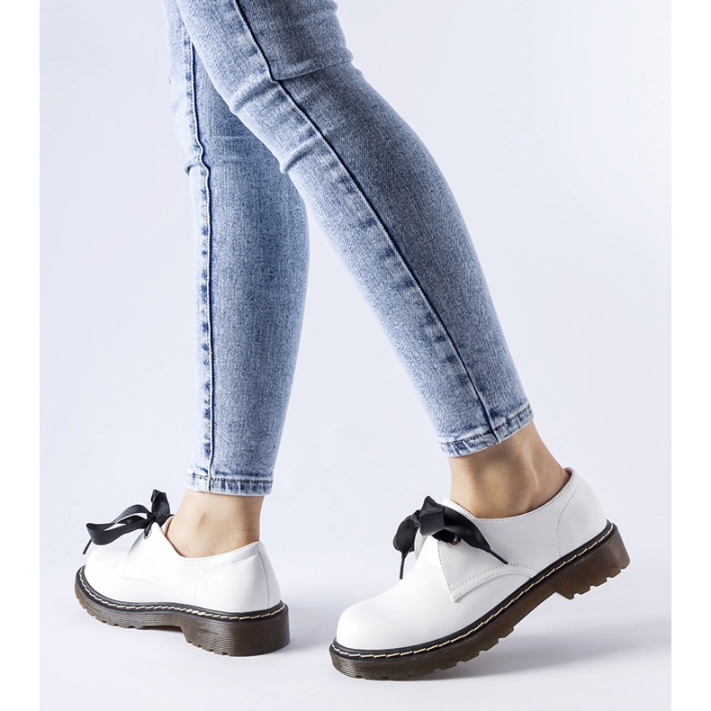 Weiße Schuhe mit dekorativer Schleife von Rodriguez 1