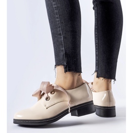 Beigefarbene Schuhe mit Povegliano-Strasssteinen 1