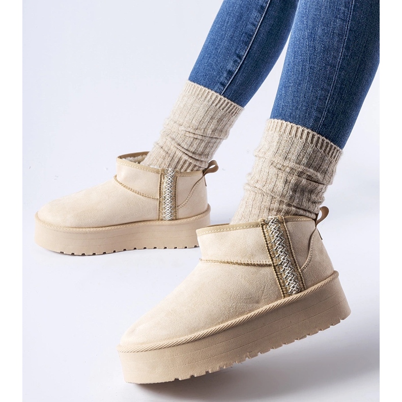 Beige Schneestiefel auf der Dennison-Plattform 1