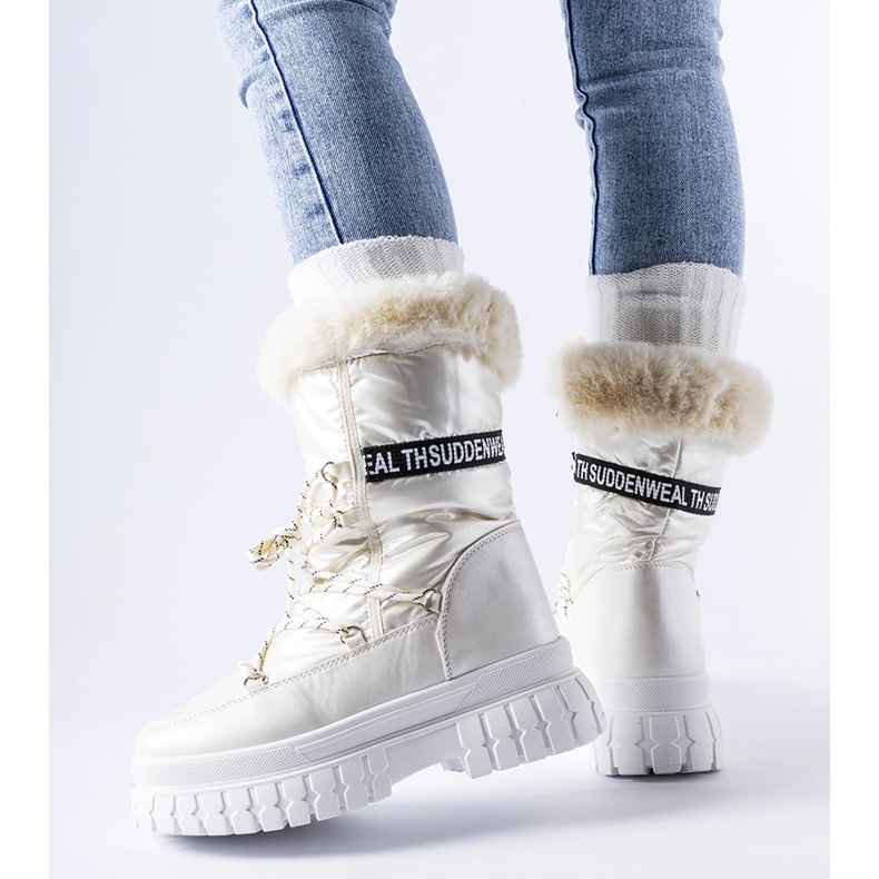 Beige isolierte Schneestiefel mit der Aufschrift „Giorgio“. 1