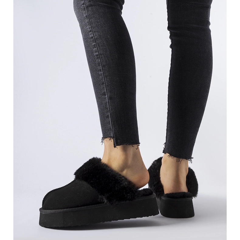 Schwarze isolierte Hausschuhe mit Andonno-Fell 1