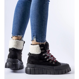 Schwarze isolierte Sneakers auf der Ottiol-Plattform 1