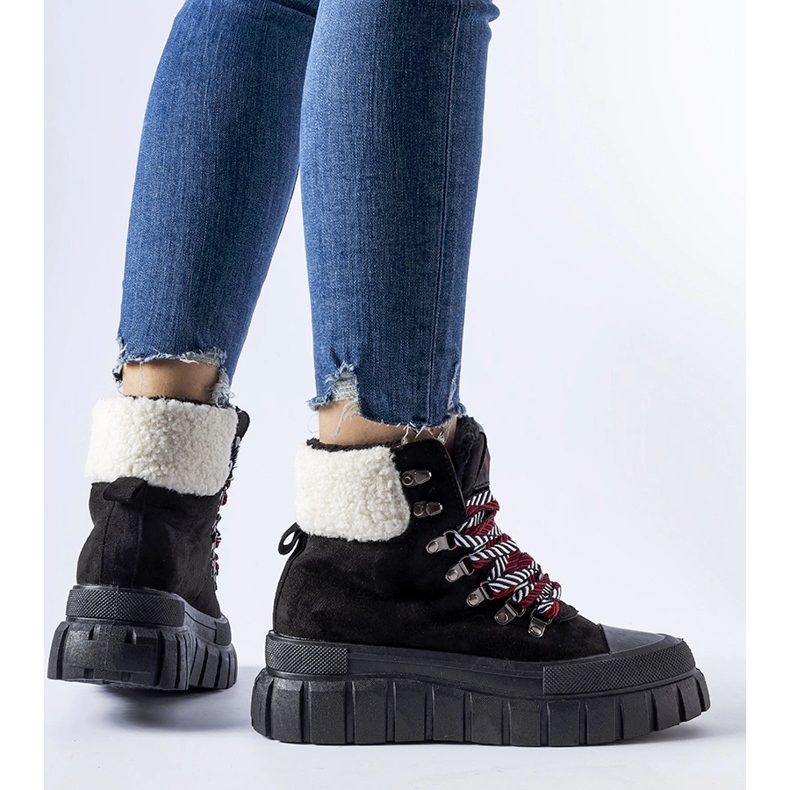 Schwarze isolierte Sneakers auf der Ottiol-Plattform 1