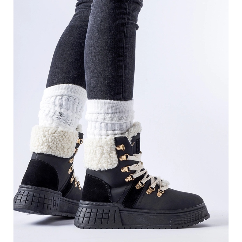 Schwarze Arbeiter auf einer riesigen Rodrigo-Plattform 1