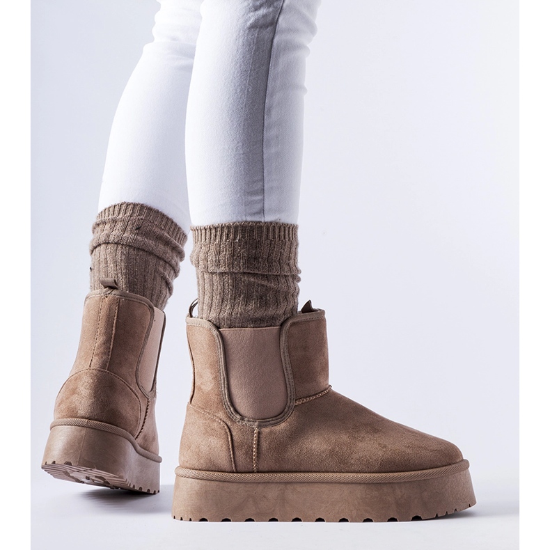 Braune Schneestiefel mit Gummibändern an den Seiten von Bertino 1