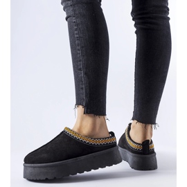 Schwarze niedrige Schneestiefel mit dekorativen Fori-Nähten 1