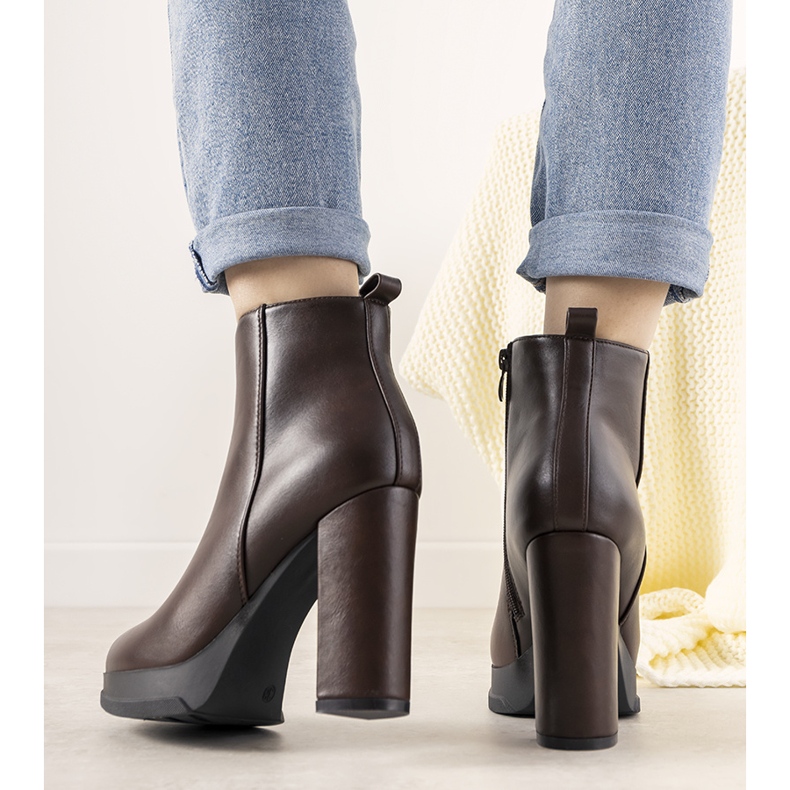 Klassische braune Damenstiefelette auf dem Feria-Posten 1