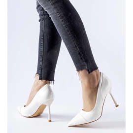 Weiße Lack-Stilettos „Inferiore“. 1