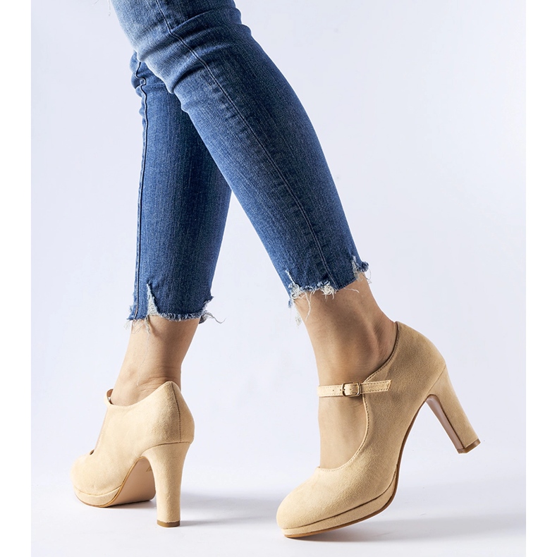 Beigefarbene Schuhe mit hohen Absätzen und Serri-Verschluss 1