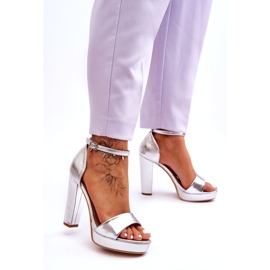 Silberne Metallic-Sandalen mit hohem Absatz 3