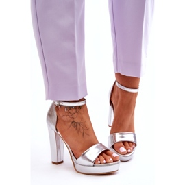 Silberne Metallic-Sandalen mit hohem Absatz 2