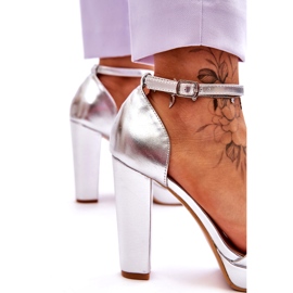 Silberne Metallic-Sandalen mit hohem Absatz 1