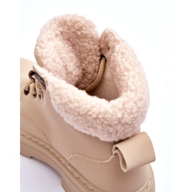 Frauenstiefel mit einem hellen beige Schaffell 2