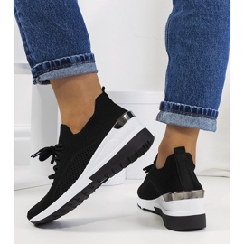 Schwarze Sneakers auf dem Sabelia Wedge 2