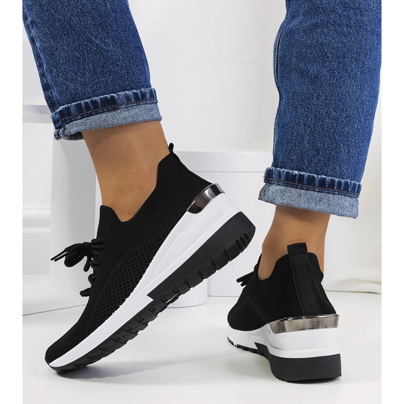 Schwarze Sneakers auf dem Sabelia Wedge 2