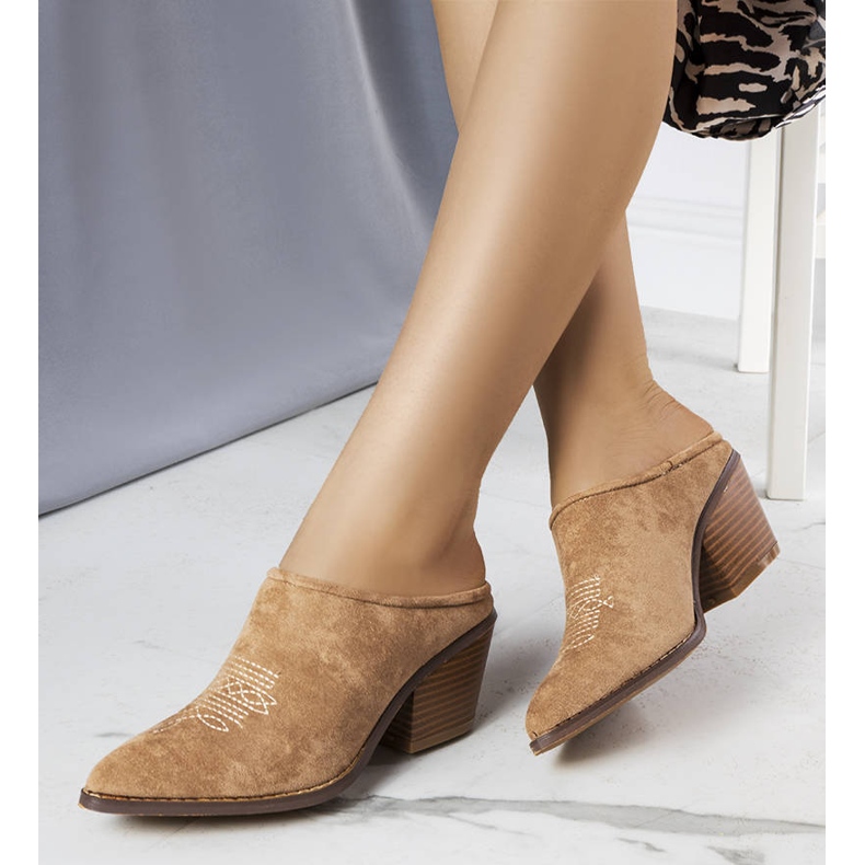 Beige Pantoletten mit aufgebauter Vorderseite von Linda 1