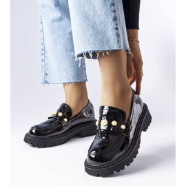 Schwarze Lacklederschuhe mit Serlait-Perlen weiß 1