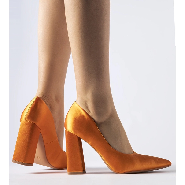 Orangefarbene Gonzalez-Pumps aus Satin 1