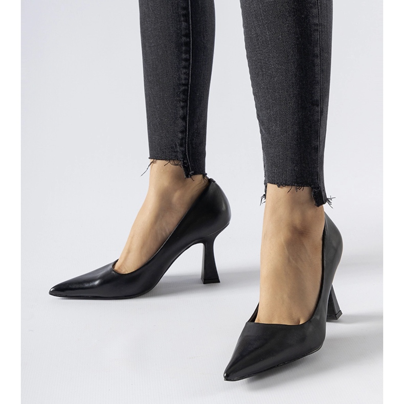 Schwarze Tore-Pumps mit asymmetrischem Absatz 1