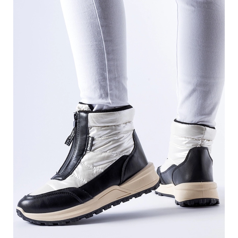 Weiße isolierte Schneestiefel mit Ritter-Reißverschluss 1