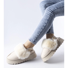 Hellbeige isolierte Hausschuhe mit Gummiband von Sangro 1