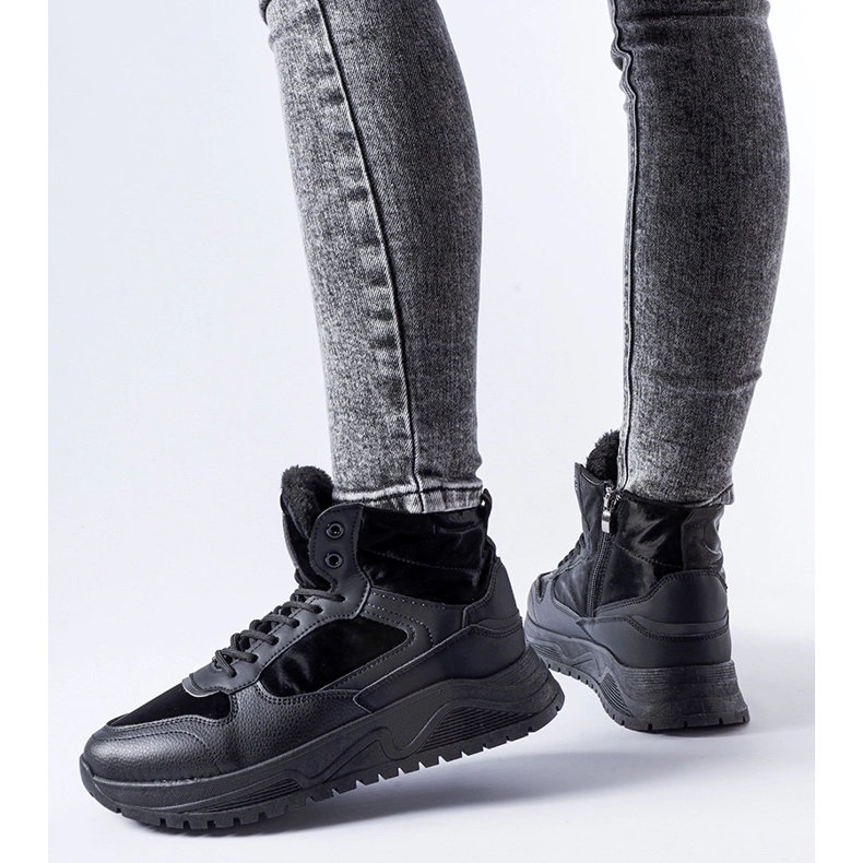 Schwarze isolierte hohe Malles-Sneaker 1