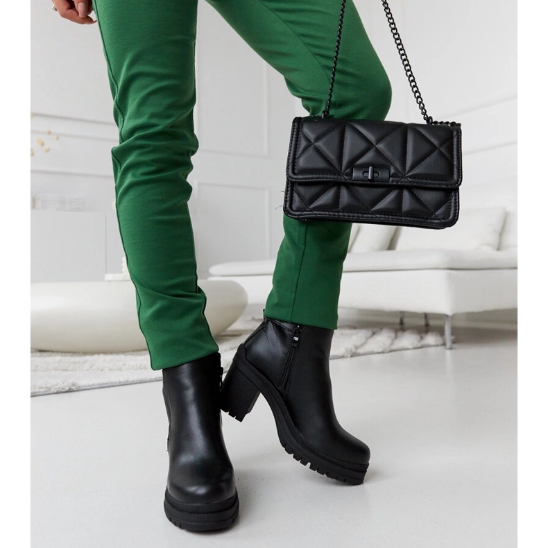 Schwarze Stiefeletten mit niedrigem Absatz und Gürtelschlaufe von Favale 1