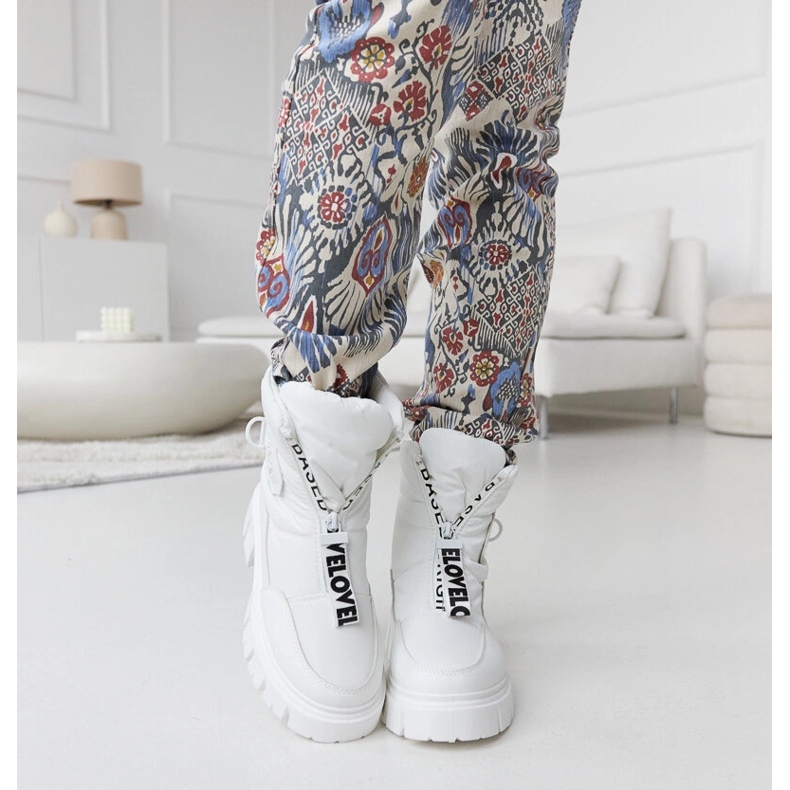 Weiße, isolierte Schneestiefel mit Eulalia-Aufschrift 2