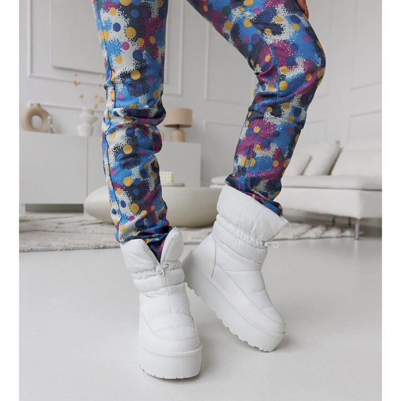 Weiße isolierte Schneestiefel auf der Polk-Plattform 1