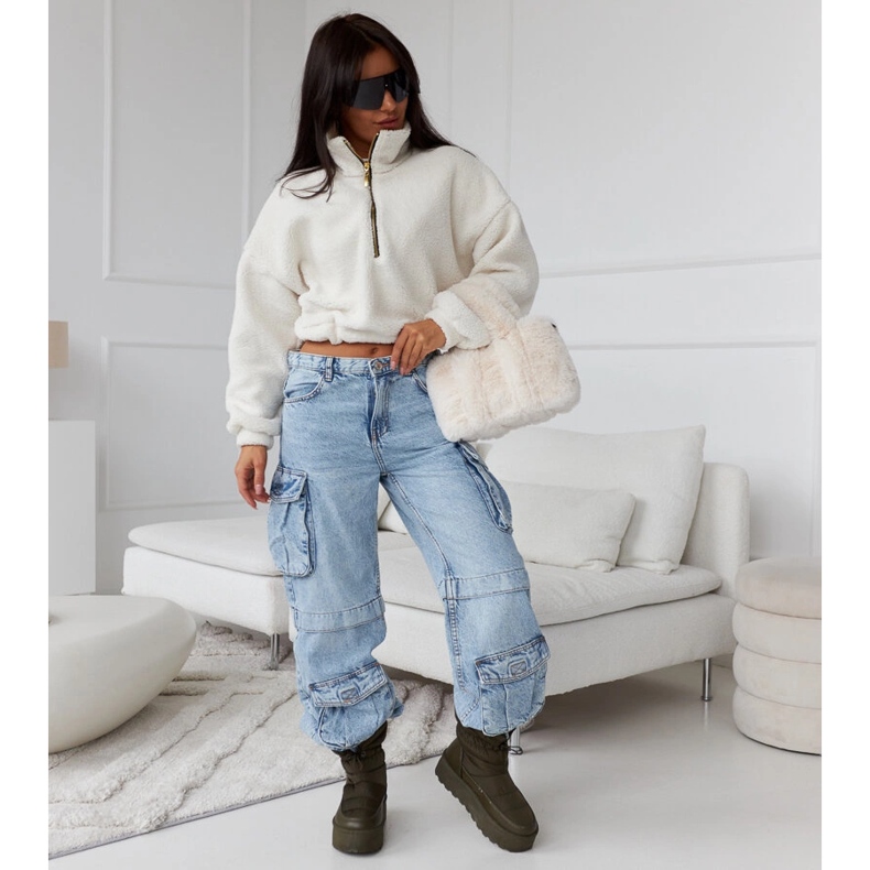 Grüne isolierte Schneestiefel auf der Polk-Plattform 1