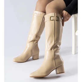 Beige isolierte Cerullo-Stiefel mit hohen Absätzen 1