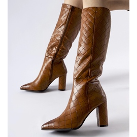 Braune Stiefel mit Brannon-Steppung verziert 1