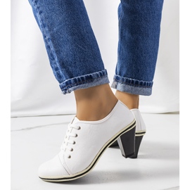 BM Weiße Schuhe auf dem Filra-Pfosten 2