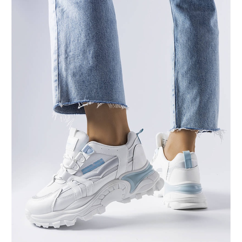 Blaue Sneakers mit neonfarbenen Opal-Einsätzen 1