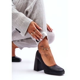 Pumps auf massiven Absätzen in Schwarz 3