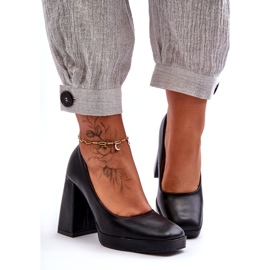 Pumps auf massiven Absätzen in Schwarz 2