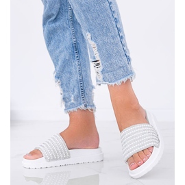 Trishas reich verzierte weiße Hausschuhe 1