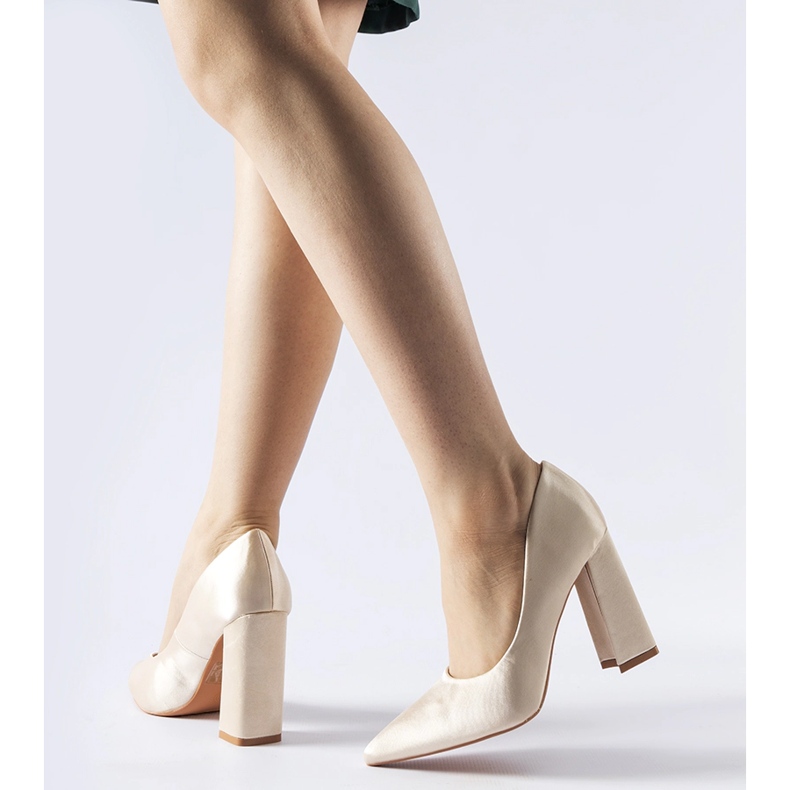 Beige Satin-Pumps mit hohen Absätzen von Gonzalez 1