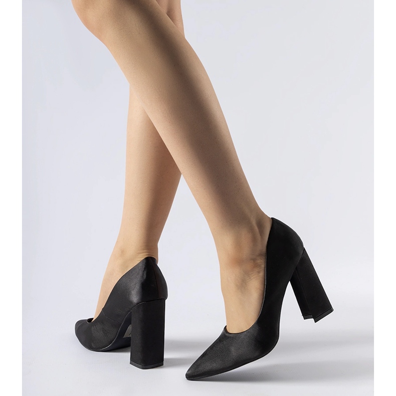 Schwarze Satin-Pumps mit hohen Absätzen von Gonzalez 1