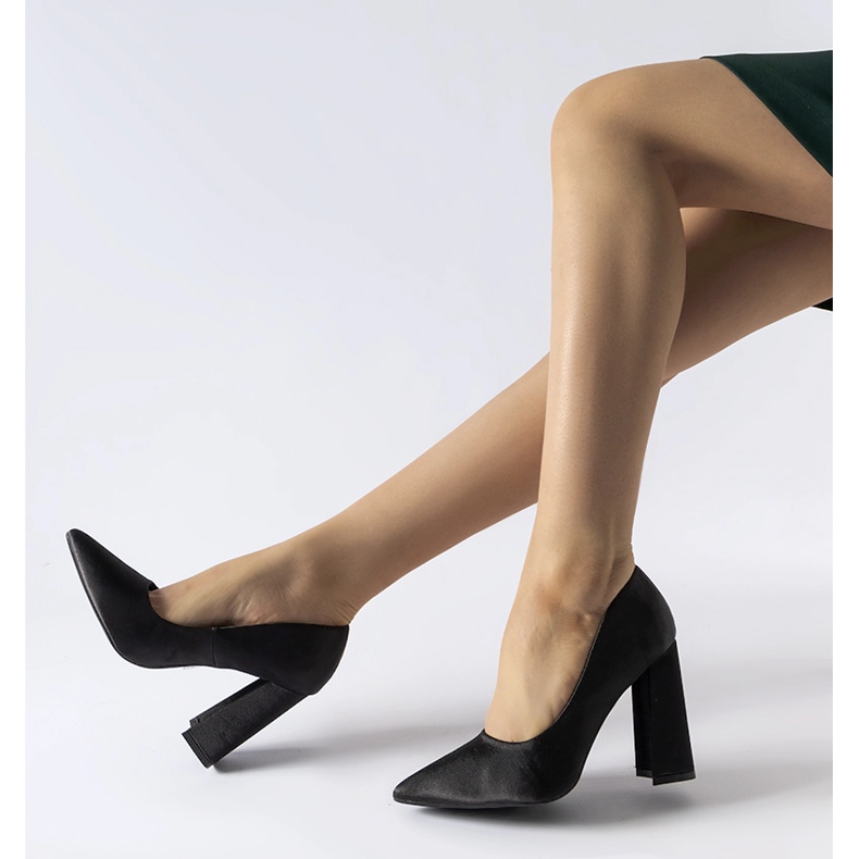 Schwarze Satin-Pumps mit hohen Absätzen von Gonzalez 2