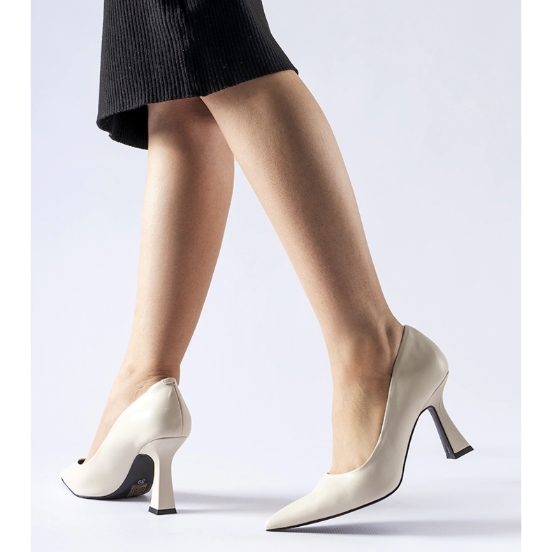 Beige Pumps mit asymmetrischem Absatz von Tore 1