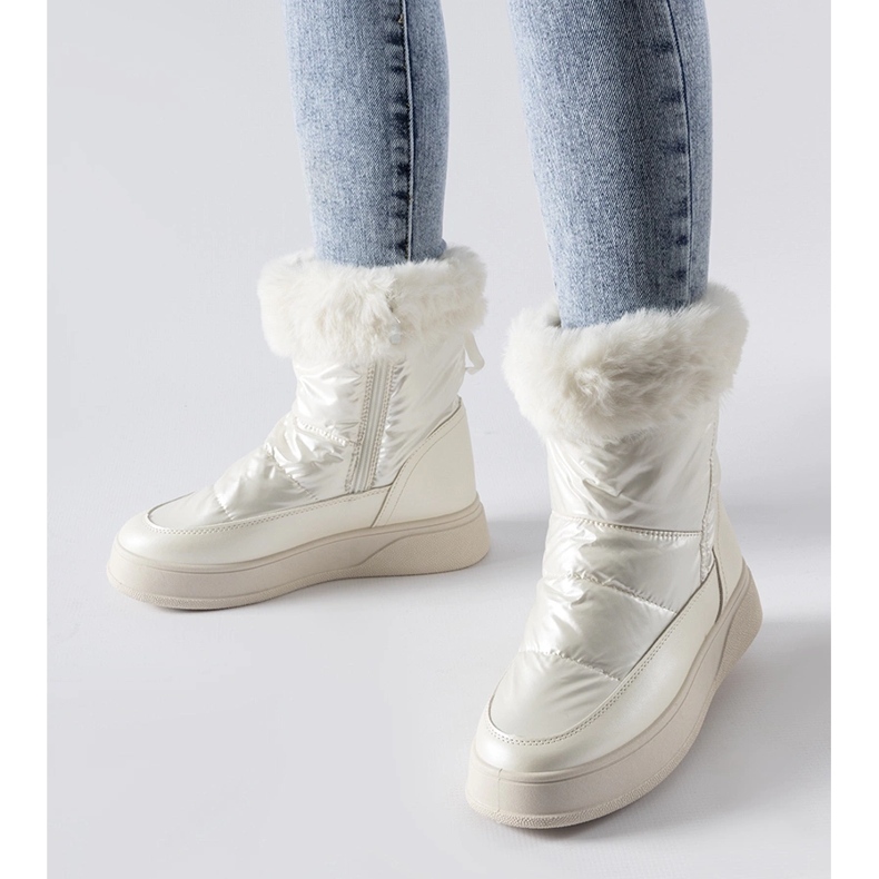 Weiße isolierte Schneestiefel mit Fell von Oliver 1