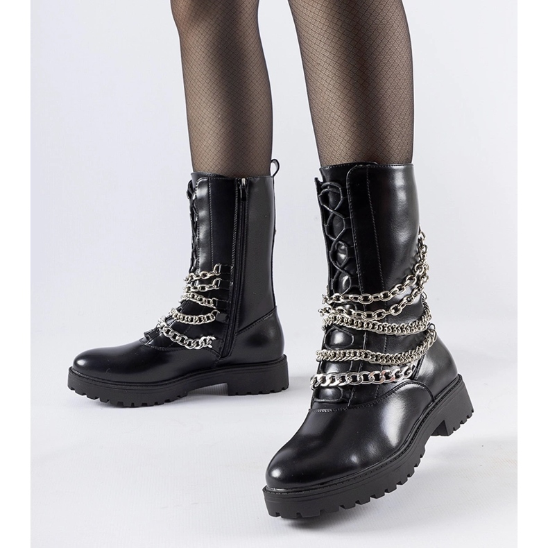 Schwarze isolierte Stiefeletten mit Carroll-Kette 1