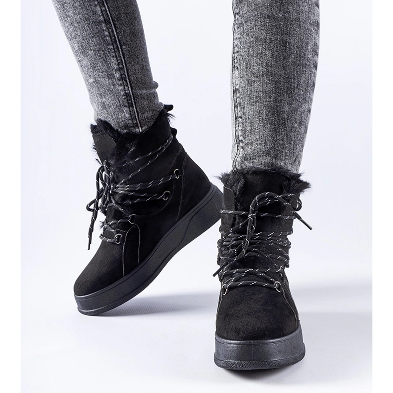 Schwarze Schneestiefel auf der Rancourt-Plattform 1