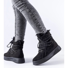 Schwarze Schneestiefel auf der Rancourt-Plattform 2
