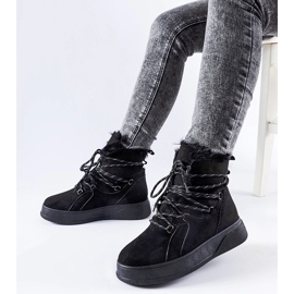 Schwarze Schneestiefel auf der Rancourt-Plattform 3