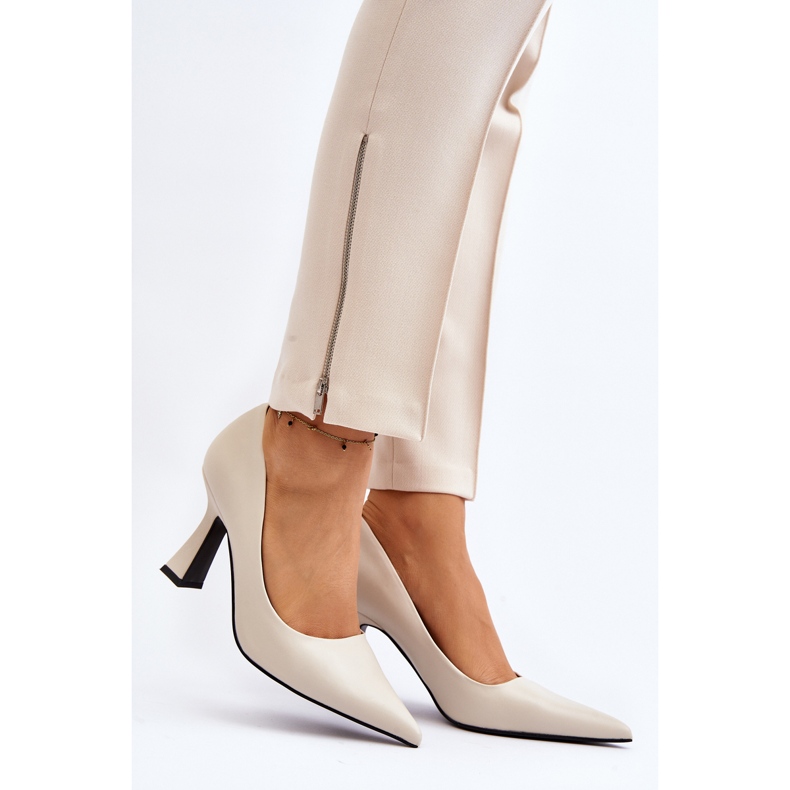 Klassische hellbeige High Heels mit spitzer Zehenpartie von Delimena 2