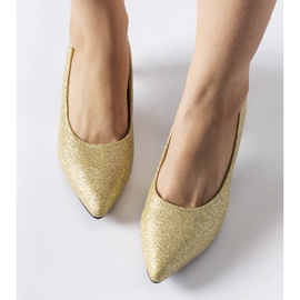 Niedrige Pumps aus goldenem Brokat von Pescara 1