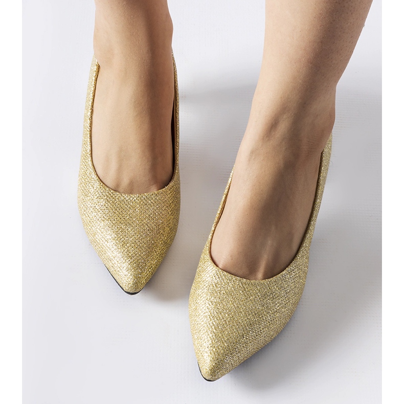 Niedrige Pumps aus goldenem Brokat von Pescara 1