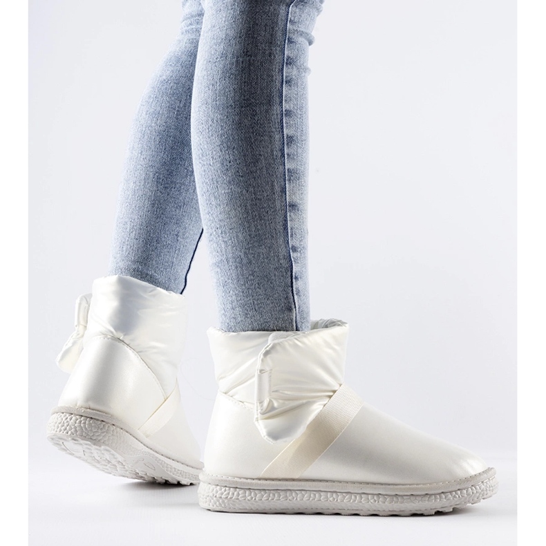 Beige glänzende kurze Schneestiefel von Delaune 1